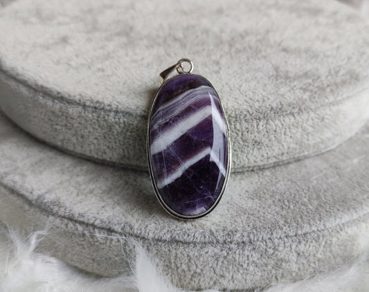 Colgante baño de plata con amatista chevron