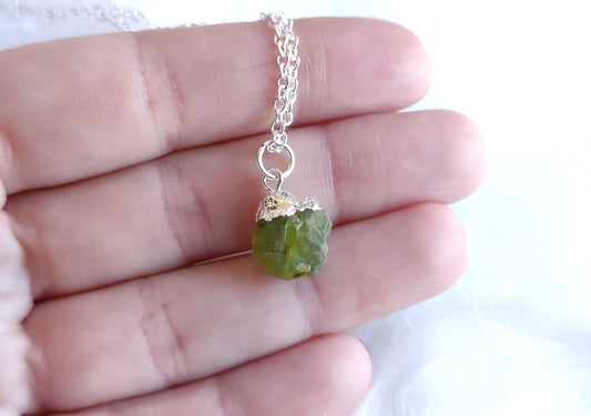 Collar baño de plata con peridoto en bruto