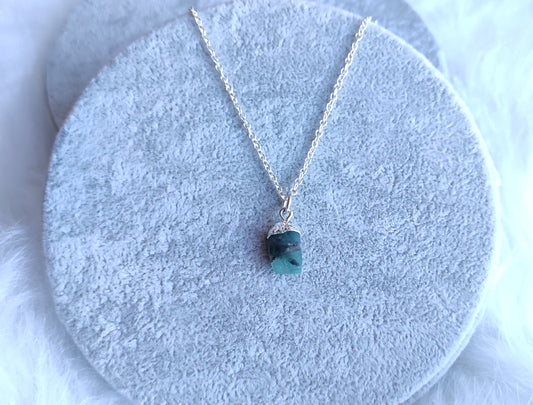 Collar baño de plata con esmeralda en bruto