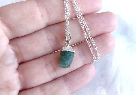Collar baño de plata con esmeralda en bruto
