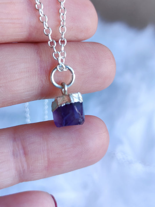 Collar baño de plata con amatista en bruto