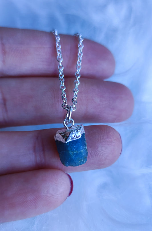 Collar baño de plata con zafiro en bruto