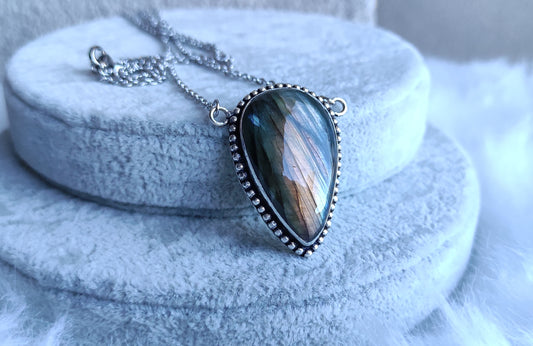 Collar baño de plata con labradorita