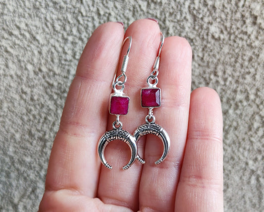 Pendientes baño de plata con rubi bruto y media luna