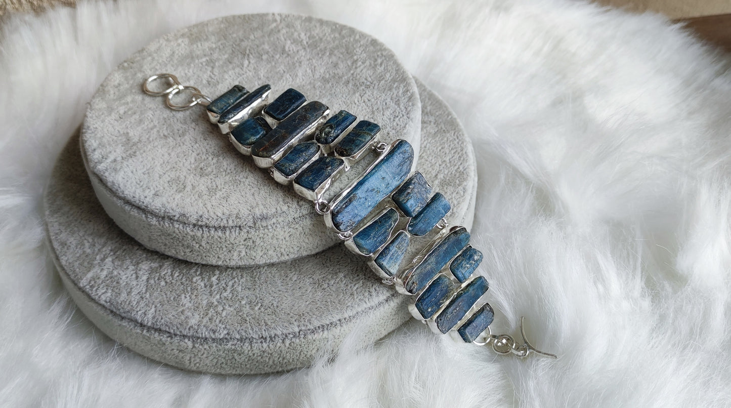 Gran Pulsera baño de plata con cianita azul