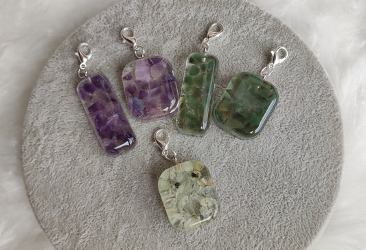 Colgante con mosquetón con diversos minerales