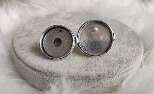 Anillo relicario baño de plata y labradorita