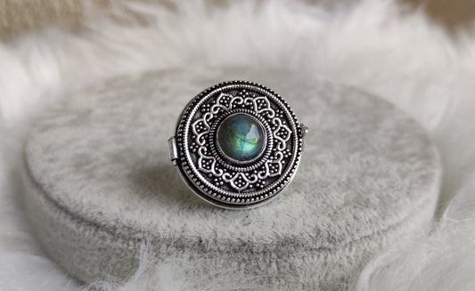Anillo relicario baño de plata y labradorita