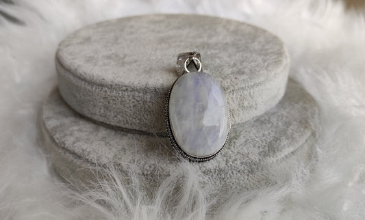 Colgante baño de plata con piedra luna reflejos azules