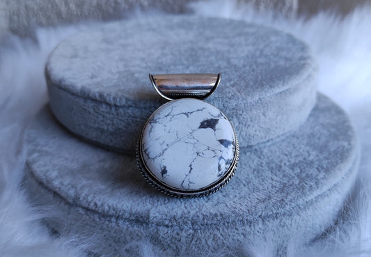 Colgante baño de plata con howlita