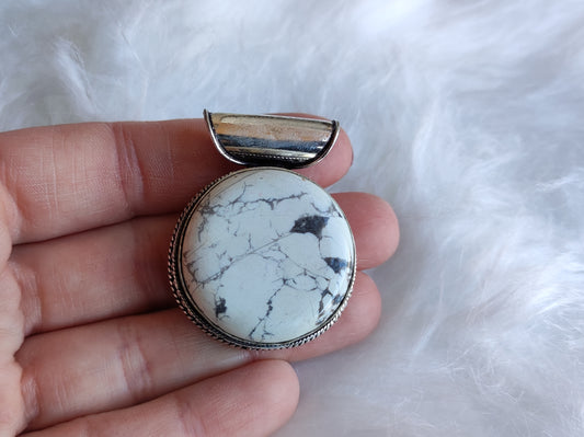 Colgante baño de plata con howlita