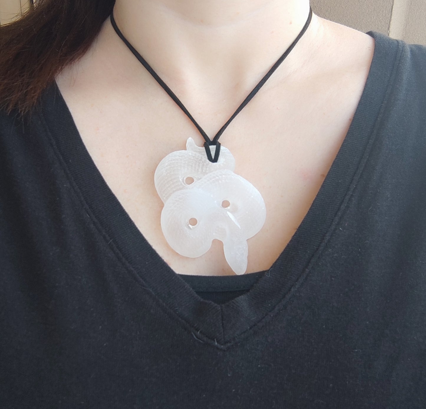 Colgante serpiente tallada en selenita