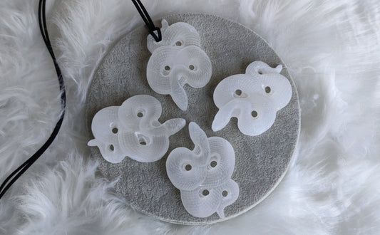 Colgante serpiente tallada en selenita