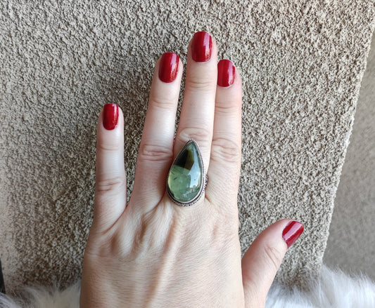 Anillo baño de plata y prehnita