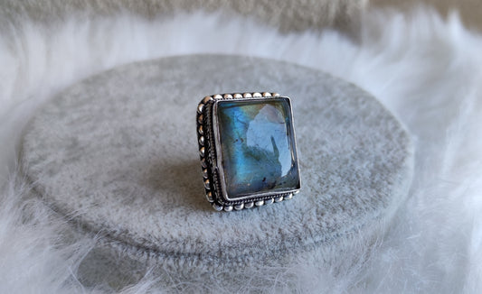 Anillo baño de plata y labradorita