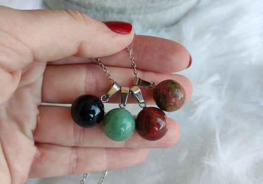 Collar con diversas esferas minerales