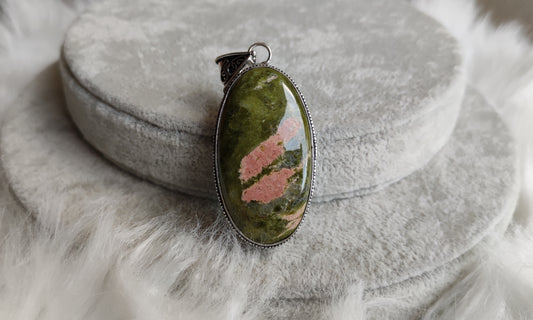 Colgante baño de plata con unakita