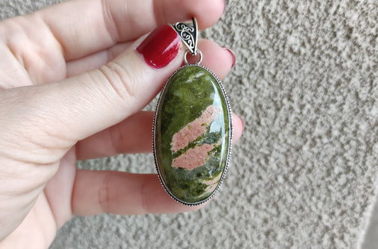 Colgante baño de plata con unakita