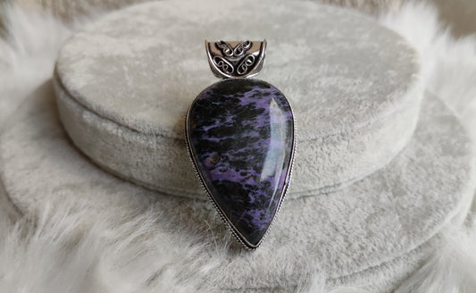 Colgante baño de plata con charoita rusa