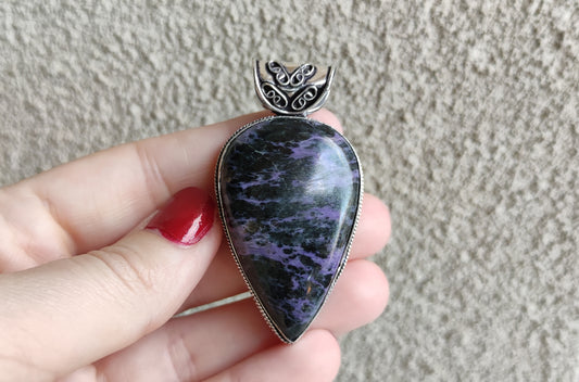 Colgante baño de plata con charoita rusa