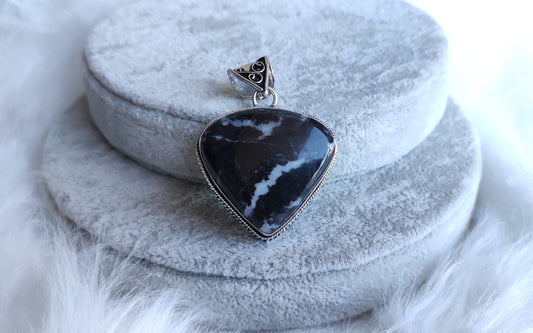 Colgante baño de plata con turquesa buffalo ( Jaspe Cebra )