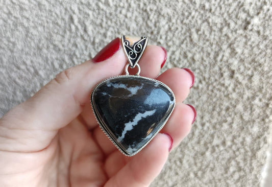 Colgante baño de plata con turquesa buffalo ( Jaspe Cebra )