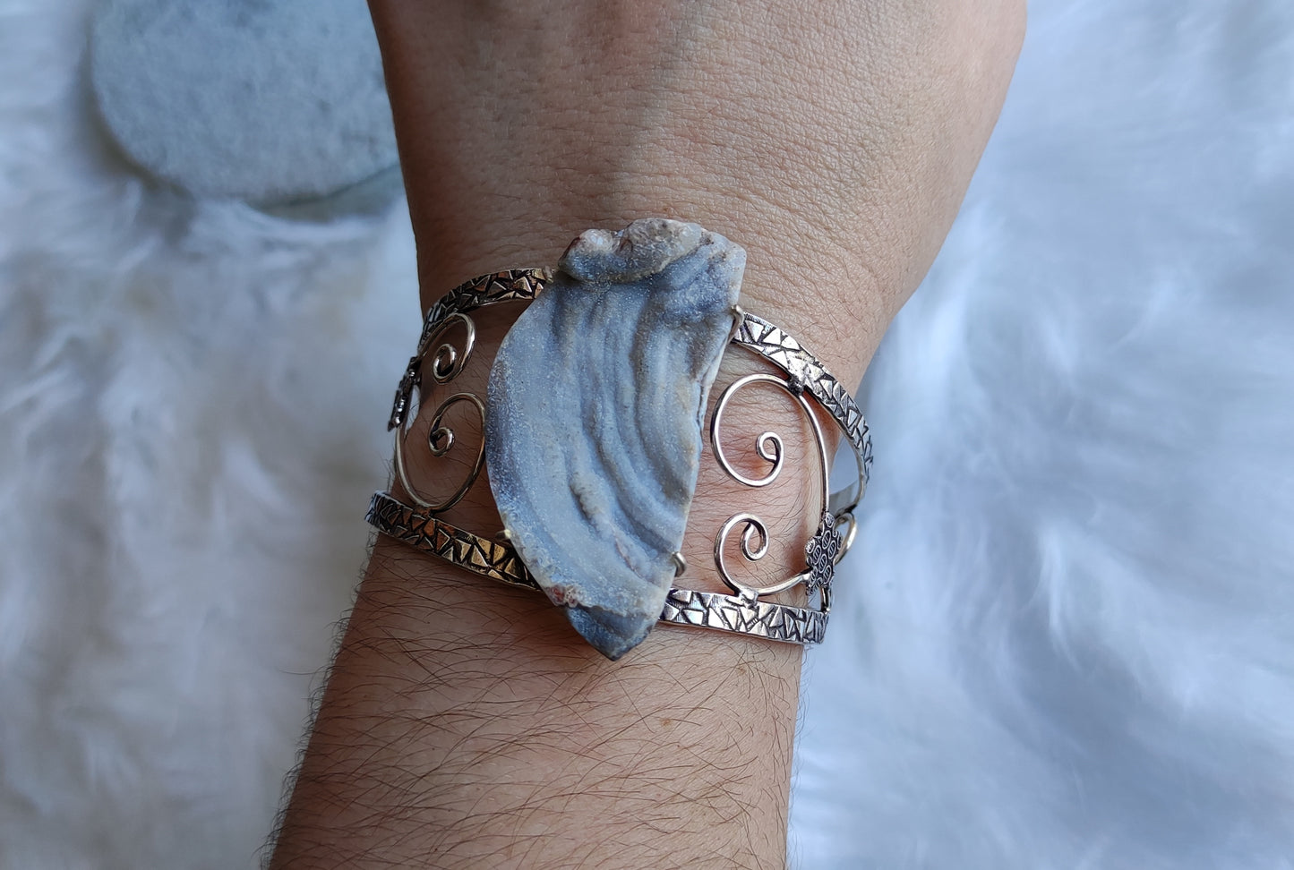 Brazalete ajustable baño de plata con flor de calcedonia - Drusa del desierto