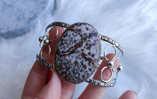 Brazalete ajustable baño de plata con jaspe leopardo