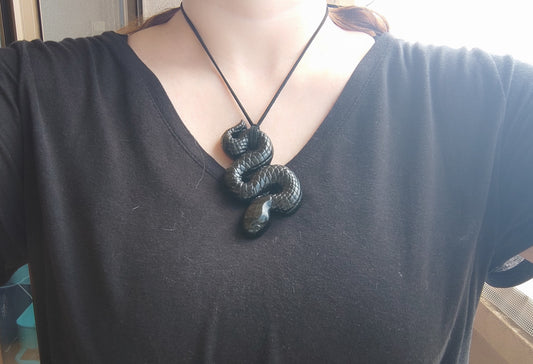 Espectacular colgante serpiente tallada en obsidiana dorada