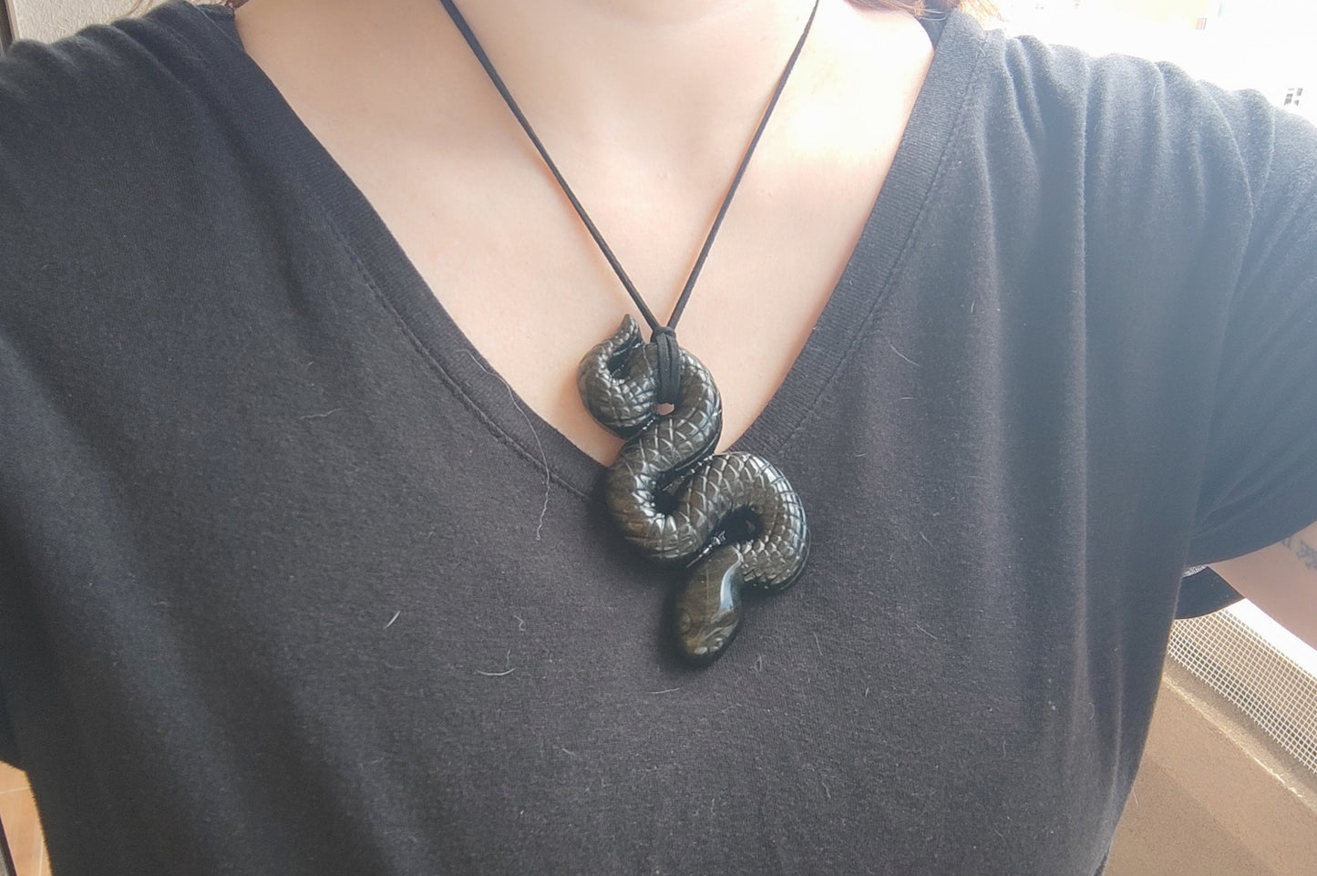 Espectacular colgante serpiente tallada en obsidiana dorada