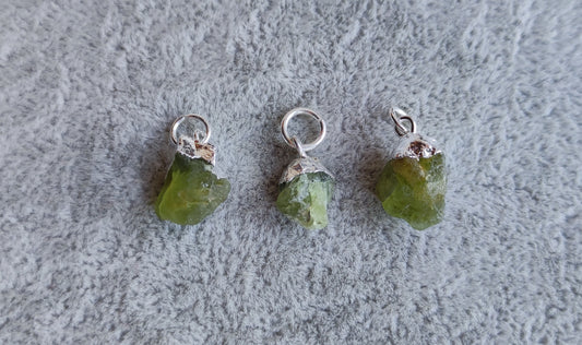 Collar baño de plata con peridoto en bruto