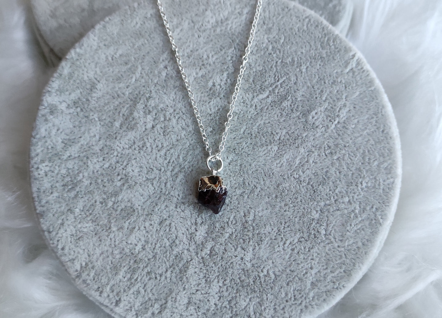 Collar baño de plata con granate en bruto