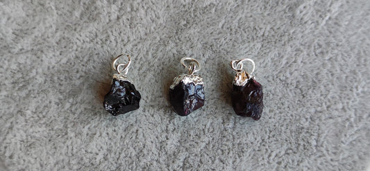 Collar baño de plata con granate en bruto