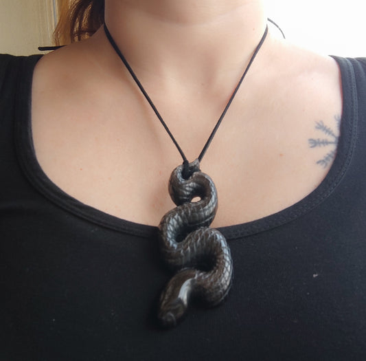 Colgante serpiente tallada en obsidiana dorada 58