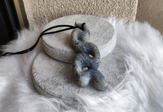 Colgante tótem serpiente tallada en labradorita 84