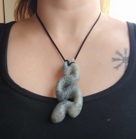 Colgante tótem serpiente tallada en labradorita 84