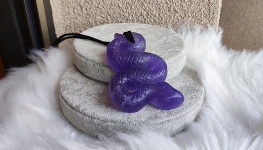 Espectacular colgante serpiente tallada en fluorita lila