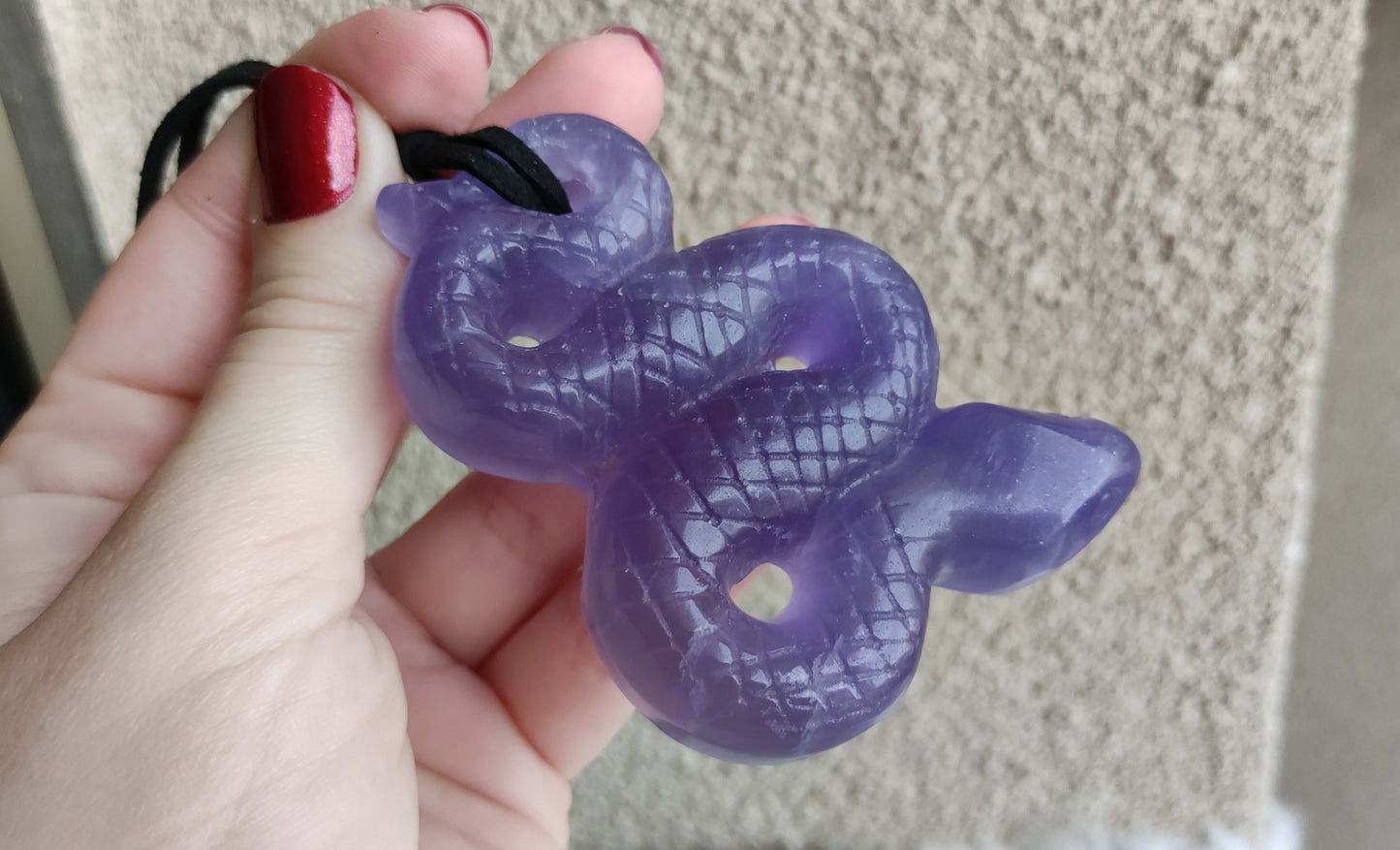 Espectacular colgante serpiente tallada en fluorita lila