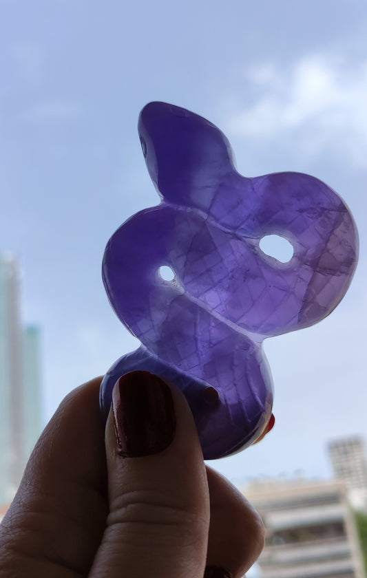 Espectacular colgante serpiente tallada en fluorita lila