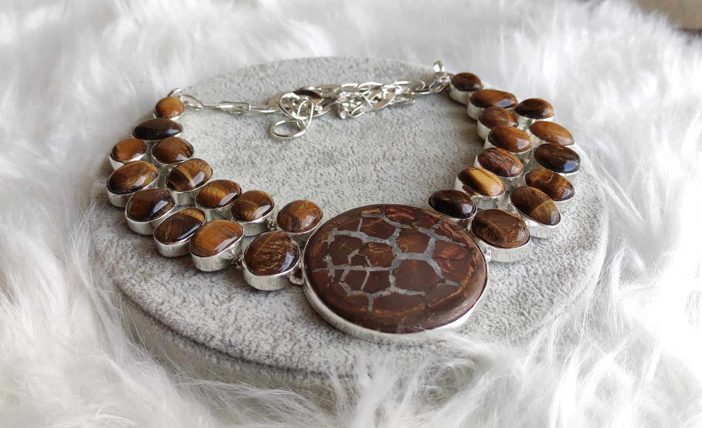 Gargantilla baño de plata con septaria central y ojo de tigre