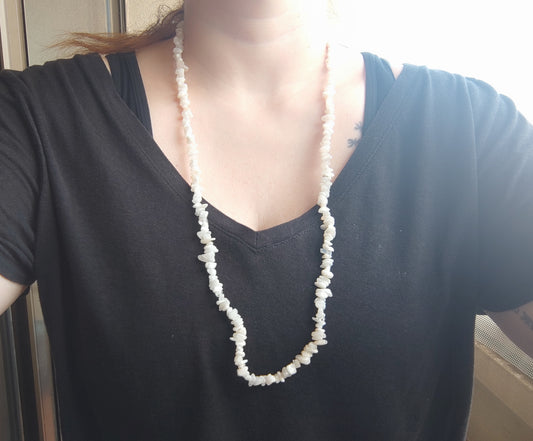Collar largo de chips piedra luna