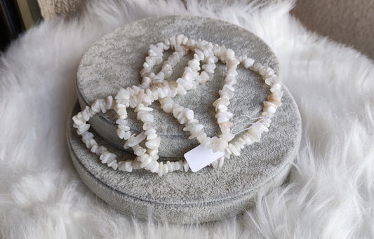Collar largo de chips piedra luna