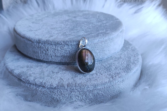 Colgante baño de plata con labradorita