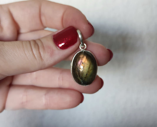 Colgante baño de plata con labradorita