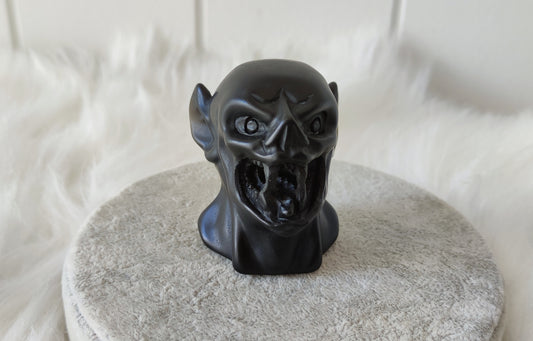 Vampiro tallado en obsidiana