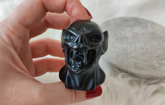 Vampiro tallado en obsidiana