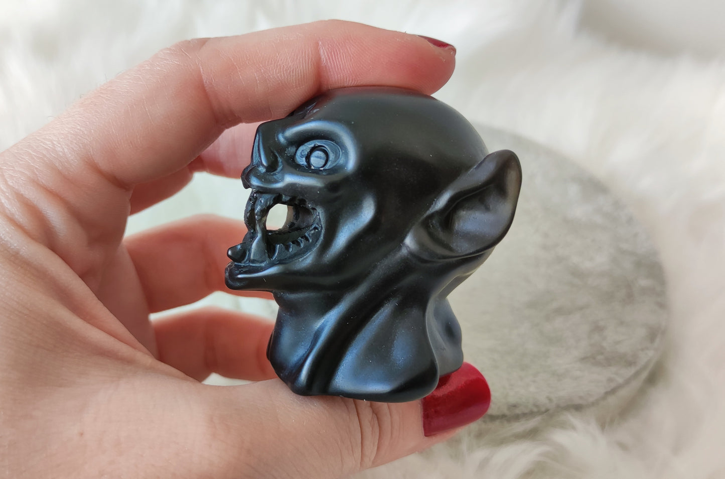 Vampiro tallado en obsidiana