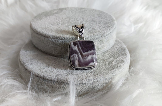 Colgante baño de plata con amatista chevron
