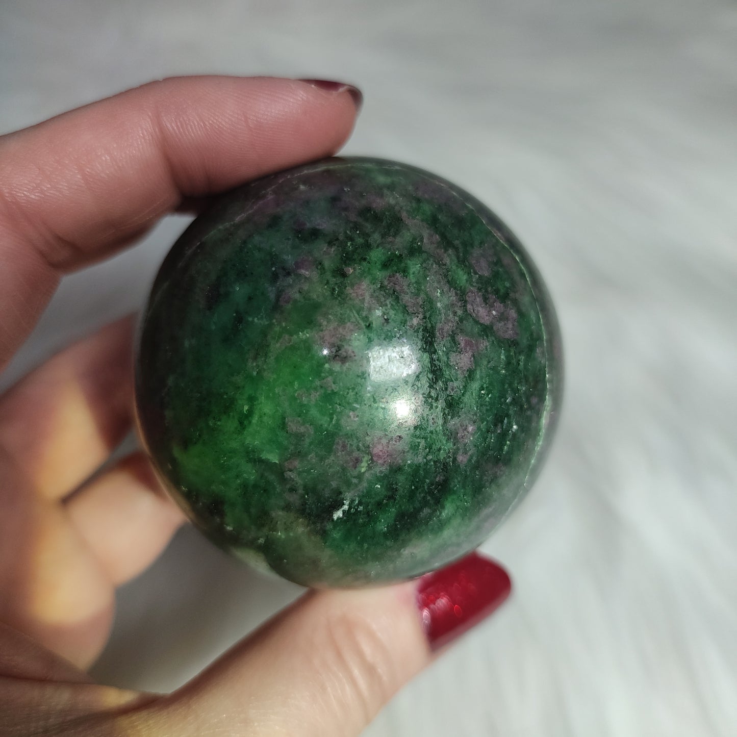 Esfera zoisita con rubí 342 gramos