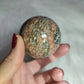 Esfera turmalina verde con piedra sol 242 gramos